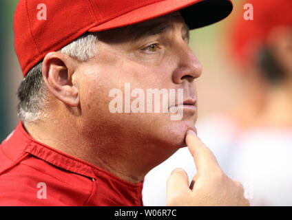 Los Angeles Angels manager Mike Scioscia catcher donne Mike Napoli un signe dans la troisième manche contre les Cardinals de Saint-Louis au Busch Stadium de Saint-Louis le 21 mai 2010. Photo UPI/Bill Greenblatt Banque D'Images