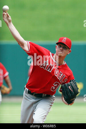 Los Angeles Angels le lanceur partant Jéred Weaver offre un lancer au cours de la deuxième manche pour l'Cardinals de Saint-Louis au Busch Stadium de Saint-Louis le 23 mai 2010. Photo UPI/Bill Greenblatt Banque D'Images