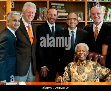 L'ancien président américain Bill Clinton et d'autres membres du Conseil de l'USA Comité de candidature pour la Coupe du Monde de football aux États-Unis en 2018 ou 2022 répondre à Johannesburg le 24 juin 2010, avec Nelson Mandela, ancien président d'Afrique du Sud, hôte de cette année, la Coupe du Monde de la FIFA 2010. Avec l'ancien Président Mandela, (L à R) Sunil Gulati, président de la Fédération des États-Unis de football (USSF) et président du comité de candidature aux Etats-Unis ; le Président Clinton, président honoraire de l'USA Comité de candidature ; Don Garber, le commissaire de la Ligue majeure de soccer ; Carlos Cordeiro, vice-président du comité de candidature de la France ; et Dan Banque D'Images