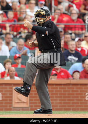 Accueil pl;mangé Larry Vanover juge-arbitre signale une troisième grève pendant un match entre les Diamondbacks de l'Arizona et les au Busch Stadium de Saint-Louis Le 29 juin 2010, l'UPI/Bill Greenblatt Banque D'Images