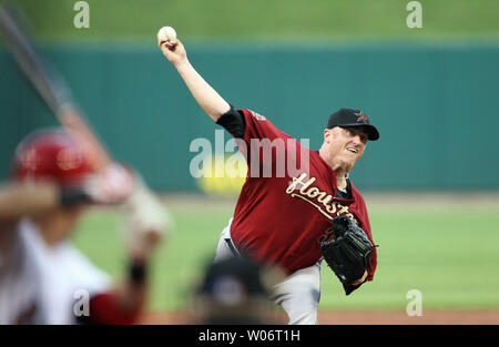 Astros de Houston le lanceur partant Brett Myers se jette à l'Cardinals de Saint-Louis dans la deuxième manche au Busch Stadium de Saint-Louis le 2 août 2010. UPI/BIll Greenblatt Banque D'Images