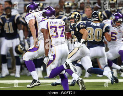 Saint Louis Rams Danny Amendola (R) passe devant l'Minnesota Vikings de défense pour une 93 verges au premier trimestre dans l'avant-saison jouer à l'Edward Jones Dome à St Louis le 14 août 2010. UPI/Bill Greenblatt Banque D'Images