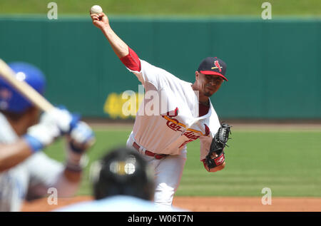 Cardinals de Saint-Louis le lanceur partant Kyle Lohse fournit un emplacement pour les Cubs de Chicago dans la deuxième manche au Busch Stadium de Saint-Louis le 15 août 2010. Lohse fait son premier départ dans plus de trois mois, en raison de la chirurgie du bras. UPI/Bill Greenblatt Banque D'Images