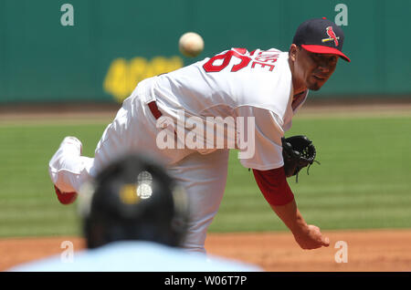 Cardinals de Saint-Louis le lanceur partant Kyle Lohse fournit un emplacement pour les Cubs de Chicago dans la deuxième manche au Busch Stadium de Saint-Louis le 15 août 2010. Lohse fait son premier départ dans plus de trois mois, en raison de la chirurgie du bras. UPI/Bill Greenblatt Banque D'Images
