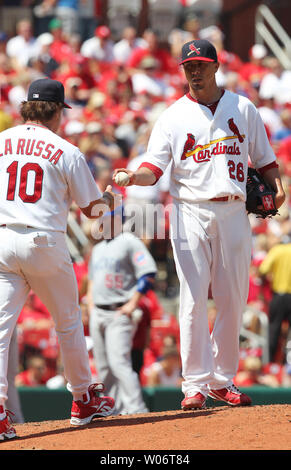 Cardinals de Saint-Louis manager Tony La Russa baseball prend le lanceur partant de Kyle Lohse en quatrième manche lors d'un match contre les Cubs de Chicago au Busch Stadium de Saint-Louis le 15 août 2010. Saint Louis a perdu le match 9-7. UPI/Bill Greenblatt Banque D'Images