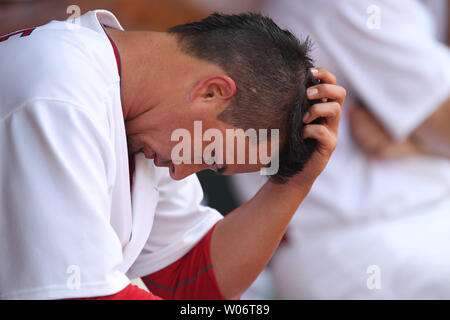 Cardinals de Saint-Louis le lanceur partant Kyle Lohse reflète sur sa performance dans l'étang après avoir été retiré dans la quatrième manche contre les Cubs de Chicago au Busch Stadium de Saint-Louis le 15 août 2010. Lohse fait son premier départ dans plus de trois mois, en raison de la chirurgie du bras. Chicago a gagné le match 9-7. UPI/Bill Greenblatt Banque D'Images