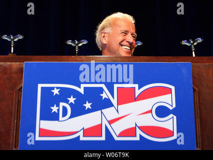 Le vice-président Joe Biden sourire alors qu'il arrive à la tribune pour parler de la Comité national démocratique au cours de leur réunion d'été à Saint Louis le 20 août 2010. Saint Louis est dans la course pour la présidentielle 2012 Convention Démocratique. UPI/Bill Greenblatt Banque D'Images