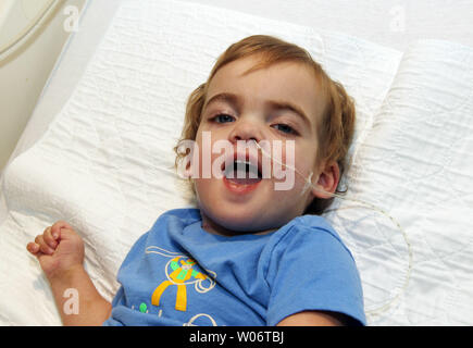 Deux ans Owen Stark joue dans son lit dans sa chambre d'hôpital à l'Hôpital d'enfants à St Louis Le 27 août 2010. Stark qui souffre de l'hypertension artérielle pulmonaire, une maladie où les navires provenant du poumon au cœur sont si limitées que le débit sanguin est difficile, devient la plus jeune personne au monde à être implantés avec un poumon artificiel. Le dispositif, appelé NovaLung, tubes utilise implanté dans la poitrine pour faire circuler le sang, alors qu'un fort à l'extérieur du corps agit comme un substitut du poumon. Médecins de l'hôpital a demandé à la FDA d'utiliser NovaLung pour garder le garçon en vie jusqu'à l'hospit Banque D'Images