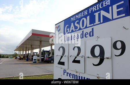 Les automobilistes au Sam's Club ce gas station profitez d'alimenter leurs voitures à 2,29 $ par gallon pour l'habitué de Saint Louis le 30 août 2010. Saint Louis a le plus bas prix de l'essence dans le pays cette semaine en raison de l'offre excédentaire et peu de demande. UPI/Bill Greenblatt Banque D'Images