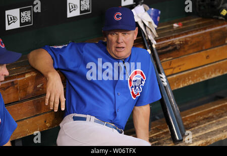 Chicago Cubs manager Mike Quade parle avec les entraîneurs dans l'abri avant un match contre les Cardinals de Saint-Louis au Busch Stadium de Saint-Louis le 14 septembre 2010. Chicago a remporté le deuxième des trois jeux, 7-2. UPI/Bill Greenblatt Banque D'Images