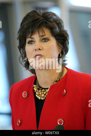 Rhonda Hamm-Niebruegge, Directeur de Lambert-St. Louis International Airport, parle de l'installation de la nouvelle technologie d'imagerie avancée de rétrodiffusion scanner à l'aéroport de Saint Louis le 7 octobre 2010. Le nouveau scanner à utiliser dans 58 aéroports américains, les projets faible niveau des faisceaux de rayons X pour créer un reflet de l'organisme, qui est ensuite affiché sur un moniteur. Beaucoup ont fait objection à l'utilisation de la nouvelle machine car les images des parties du corps peut être vu. La seule machine passe en service le 8 octobre. UPI/Bill Greenblatt Banque D'Images
