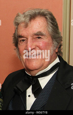 Acteur Hugh O'Brian, mieux connu pour son rôle de la plat gun slinger Wyatt Earp, représente une photographie tout en participant à une levée de fonds pour la Leukemia and Lymphoma Society à St Louis le 9 octobre 2010. UPI/Bill Greenblatt Banque D'Images