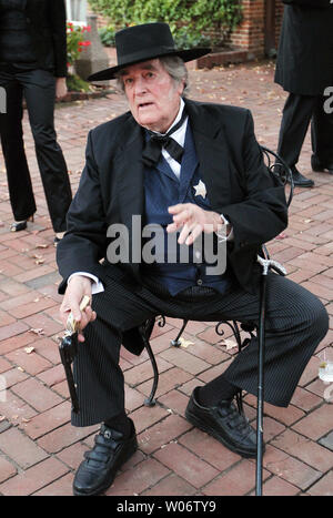 Acteur Hugh O'Brian, mieux connu pour son rôle de la plat gun slinger Wyatt Earp, parle aux fans tout en participant à une levée de fonds pour la Leukemia and Lymphoma Society à St Louis le 9 octobre 2010. UPI/Bill Greenblatt Banque D'Images