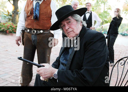 Acteur Hugh O'Brian, mieux connu pour son rôle de la plat gun slinger Wyatt Earp, les charges brutes dans une arme à feu, tout en participant à une levée de fonds pour la Leukemia and Lymphoma Society à St Louis le 9 octobre 2010. UPI/Bill Greenblatt Banque D'Images