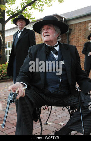 Acteur Hugh O'Brian, mieux connu pour son rôle de la plat gun slinger Wyatt Earp, détient une arme tout en participant à une levée de fonds pour la Leukemia and Lymphoma Society à St Louis le 9 octobre 2010. UPI/Bill Greenblatt Banque D'Images