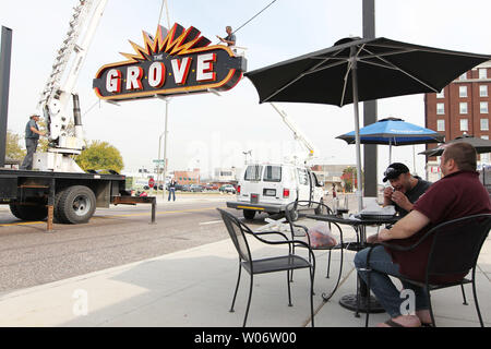 Diners au centre Rehab Bar and Grill profiter de leur repas comme une nouvelle 'Grove' neighborhood signe est mise en place à Saint Louis le 12 octobre 2010. Le Bosquet quartier a connu une revitalisation de l'état, les bâtiments vides d'un quartier animé avec restaurants, bars, de nouveaux logements et de nouvelles entreprises. Le Grove sign propulsé par l'éclairage fluorescent, a été construit à Boston et pèse 1800 livres à un coût de 50 mille dollars. Les marchands d'espoir d'une nouvelle signalisation invitera les gens à visiter le nouveau taches de nuit. UPI/Bill Greenblatt Banque D'Images