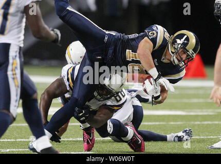 Saint Louis Rams Danny Amendola (16) est suspendu par San Diego Chargers Malcom Floyd au deuxième trimestre à l'Edward Jones Dome à St Louis sur Octobre 17, 2010. Saint Louis a gagné le match 20-17. UPI/Bill Greenblatt Banque D'Images