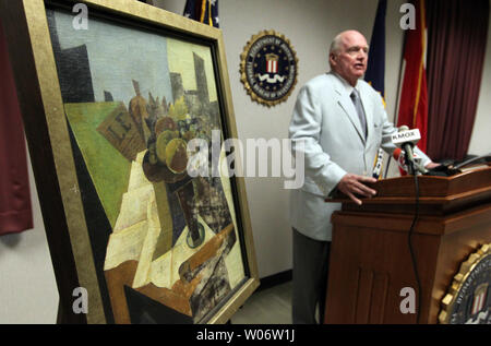 Clifton Hyatt s'adresse aux journalistes au St. Louis bureau du FBI le 20 octobre 2010, après avoir été réunis avec sa peinture qui a été volé à son domicile il y a plus de six ans. La peinture à l'huile 1926 par Juan Gris, a été prise le 18 avril 2004 et retrouvé en Floride. Robert C. Dibartolo de Fort Pierce, en Floride, a été arrêté après avoir montré un employé du FBI sous couverture photos de la peinture. Dibartolo, 68 ans, a plaidé coupable en cour fédérale en juillet en Floride pour la vente ou de la réception de biens volés et a été condamné le 20 septembre à un an et un jour de prison. UPI/Bill Greenblatt Banque D'Images