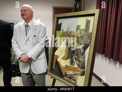 Clifton Hyatt est tout sourire alors qu'il est réuni avec sa peinture qui a été volé à son domicile il y a plus de six ans, au cours d'une conférence de presse au bureau du FBI de Saint-Louis le 20 octobre 2010. La peinture à l'huile 1926 par Juan Gris, évaluées à plus de 1 millions de dollars, a été prise le 18 avril 2004 à partir de Hyatt's home et récupéré en Floride. Robert C. Dibartolo de Fort Pierce, en Floride, a été arrêté après avoir montré un employé du FBI sous couverture photos de la peinture. Dibartolo, 68 ans, a plaidé coupable en cour fédérale en juillet en Floride pour la vente ou de la réception de biens volés et a été condamné le 20 septembre à un an et Banque D'Images