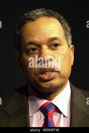 La National Public Radio's Juan Williams indiquées dans ce fichier d'avril 2001 photo a été licencié pour des propos tenus à l'regaring les musulmans, il a été signalé le 21 octobre 2010. Williams, qui a comparu à l'émission de télévision "l'O'Reilly Factor' le 18 octobre 2010, a fait le commentaire suivant à Bill O'Reilly : "Écoutez, le projet de loi, je ne suis pas un bigot. Vous savez le genre de livres que j'ai écrit sur le mouvement des droits civils dans ce pays. Mais quand j'arrive dans l'avion, je suis arrivé à vous dire, si je vois des gens qui sont en costume musulman et je pense que, vous savez, ils se définissent avant tout comme musulmans, je g Banque D'Images