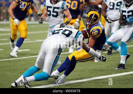 Saint Louis Rams Danny Amendola (16) tourne cours des Panthers Chris Gamble pour un touché au deuxième trimestre à l'Edward Jones Dome à St Louis le 31 octobre 2010. UPI/Bill Greenblatt Banque D'Images