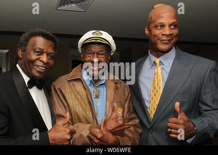 Ancien New York Mets slugger Darryl Strawberry (R) se joint à la renommée du Baseball états Lou Brock (L) et Rock and Roll Hall of Famer Chuck Berry pour un 'Thumbs up' au cours de la Fondation de la famille Pujols maison de vacances annuel partie à St Louis le 4 décembre 2010. Les Pujols Family Foundation soutient le développement des personnes ayant le syndrome et aide les familles pauvres et les enfants en République Dominicaine. UPI/Bill Greenblatt Banque D'Images