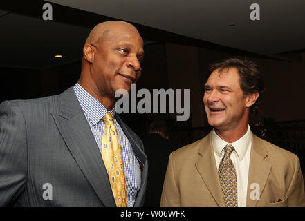 Ancien New York Mets slugger Darryl Strawberry (L) entretiens avec le gestionnaire des Dodgers de Los Angeles, Don Mattingly au cours de la Fondation de la famille Pujols maison de vacances annuel partie à St Louis le 4 décembre 2010. Les Pujols Family Foundation soutient le développement des personnes ayant le syndrome et aide les familles pauvres et les enfants en République Dominicaine. UPI/Bill Greenblatt Banque D'Images