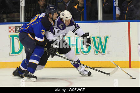 Saint Louis Blues Tyson Strachan (L) rides Kings de Los Angeles, Ryan Smyth dans la première période à la Scottrade Center à St Louis le 16 décembre 2010. UPI/Bill Greenblatt Banque D'Images