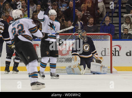 Les Sharks de San Jose de célébrer un but en tant que Saint Louis Blues Jaroslav Halak (41) tient compte de la première période au Scottrade Center à St Louis le 18 décembre 2010. UPI/Bill Greenblatt Banque D'Images