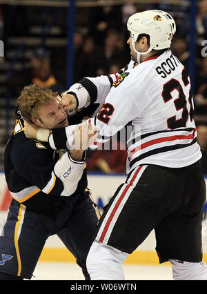 Blackhawks de Chicago John Scott (R) les terres d'un coup sur le visage de Saint Louis Blues Cam Janssen dans la première période à la Scottrade Center à St Louis Le 28 décembre 2010. Saint Louis a gagné le match 3-1. UPI/Bill Greenblatt Banque D'Images