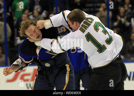 Dallas Stars' Krystofer Barch (13) et Saint Louis Blues' Cam Janssen poinçons change au cours de la première période à la Scottrade Center à St Louis le 2 janvier 2011. UPI/Bill Greenblatt Banque D'Images