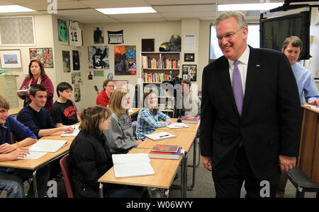 Le Gouverneur du Missouri, Jay Nixon dit goodby aux étudiants dans leur gouvernement classe à Lafayette Senior High School à Ballwin, Missouri le 7 janvier 2011. Nixon est venu à l'école pour féliciter les élèves sur la réalisation de l'École A + en 2010 et discuter de l'importance de faire un + bourses disponibles en plus d'étudiants à travers l'état. Le programme A + couvre les frais de scolarité et frais généraux pendant deux années à l'un des collèges communautaires publics stateÕs ou écoles techniques pour les étudiants qui satisfont à la réussite scolaire, le service communautaire et de conduite existants. Plus tôt aujourd'hui, N Banque D'Images