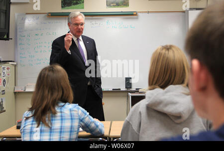 Le Gouverneur du Missouri, Jay Nixon parle avec les étudiants en leur gouvernement classe à Lafayette Senior High School à Ballwin, Missouri le 7 janvier 2011. Nixon est venu à l'école pour féliciter les élèves sur la réalisation de l'École A + en 2010 et discuter de l'importance de faire un + bourses disponibles en plus d'étudiants à travers l'état. Le programme A + couvre les frais de scolarité et frais généraux pendant deux années à l'un des collèges communautaires publics stateÕs ou écoles techniques pour les étudiants qui satisfont à la réussite scolaire, le service communautaire et de conduite existants. Plus tôt aujourd'hui, Nixon Banque D'Images