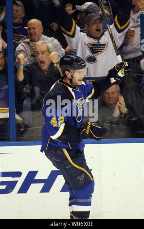 Saint Louis Blues David Backes célèbre son premier but contre la période Phoenix Coyotes au Scottrade Center à St Louis le 10 janvier 2011. UPI/Bill Greenblatt Banque D'Images