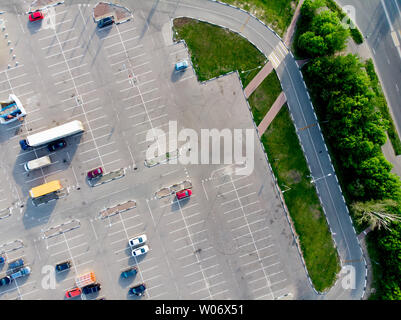 Photo de voitures parking au-dessus du sol Banque D'Images