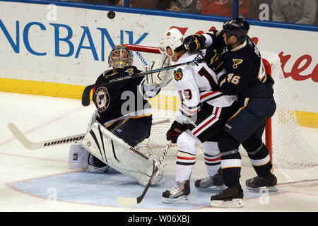 Saint Louis Blues Ty Conklin le gardien de montres comme Blackhawks de Chicago rondelle Jonathan Toews (19) et de Blues Roman Polak bataille pour le contrôle de la troisième période à la Scottrade Center à St Louis le 21 février 2011. Chicago a gagné le match 5-3. UPI/Bill Greenblatt Banque D'Images