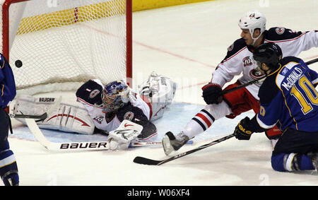 Blues de St-Louis Andy McDonald (10) tire la rondelle derrière le gardien de Columbus Blue Jackets Steve Mason pour un objectif comme Jackets Marc Methot regarde dans la première période à la Scottrade Center à St Louis le 7 mars 2011. UPI/Robert Cornforth Banque D'Images