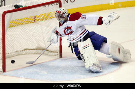 Le gardien des Canadiens de Montréal Carey Price ne peut pas arrêter la rondelle comme il roule au-delà de la ligne rouge pour un but off le bâton de Saint Louis Blues David Backes dans la première période à la Scottrade Center à St Louis le 10 mars 2011. UPI/Bill Greenblatt Banque D'Images