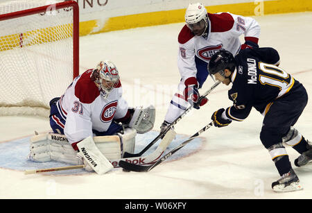 Le gardien des Canadiens de Montréal Carey Price (L) arrête le palet de Blues de Saint-Louis Andy McDonald (10) en tant que Canadiens P.K. Subban tente d'aider dans la première période à la Scottrade Center à St Louis le 10 mars 2011. UPI/Bill Greenblatt Banque D'Images