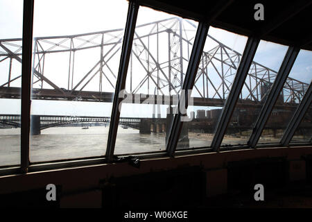 Le Pont de Martin Luther King, Eads Bridge et Gateway Arch sont vus à travers les vitres arrière de l'amiral en bateau sur la rivière St Louis à St Louis le 11 mars 2011. Le travail se poursuit puisque les équipages découper le bateau avec des torches avant que le bateau se rendra le fleuve jusqu'à Alton, Illinois, où il sera mis au rebut. L'amiral a été une fois enregistré comme étant le plus grand bateau de croisière dans le monde et le premier bateau du Mississippi à être entièrement climatisées. Dans les années 1990, l'amiral est devenu un riverboat casino, connu comme le 'Président Casino sur le Admiral', qui a fait faillite l'année dernière Banque D'Images