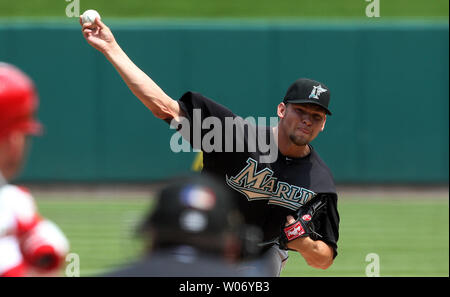 Le lanceur partant des Marlins de la Floride Josh Johnson offre un pitch au Cardinals de Saint-Louis dans la troisième manche au Busch Stadium de Saint-Louis le 5 mai 2011. UPI/Bill Greenblatt Banque D'Images