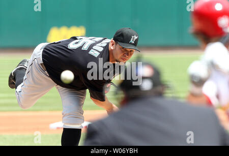 Le lanceur partant des Marlins de la Floride Josh Johnson offre un pitch au Cardinals de Saint-Louis dans la troisième manche au Busch Stadium de Saint-Louis le 5 mai 2011. UPI/Bill Greenblatt Banque D'Images