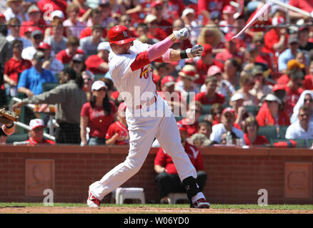 Cardinals de Saint-Louis Tyler Green perd sa bat dans la cinquième manche contre les Milwaukee Brewers au Busch Stadium de Saint-Louis le 8 mai 2011. Saint Louis a gagné le match 3-1. UPI/Bill Greenblatt Banque D'Images