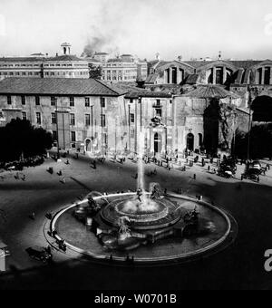 Fontaine des Naïades et la basilique de Santa Maria degli Angeli et martyrs, piazza dell'Esedra aujourd'hui la piazza della Repubblica, Rome 1950 Banque D'Images