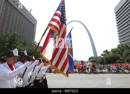 Les membres du Service d'incendie de Saint Louis sur la garde d'honneur devant la Gateway Arch pendant la Parade prophète voilé au centre-ville de Saint-Louis le 2 juillet 2011. UPI/Bill Greenblatt Banque D'Images