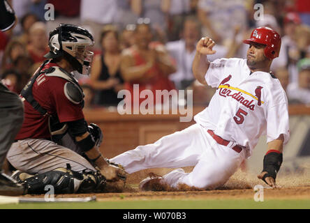 Cardinals de Saint-Louis glisse en toute sécurité dans homeplate comme Astros de Houston catcher Carlos Corporan rend la fin de la balise au Busch Stadium de Saint-Louis Le 27 juillet 2011. Pujols a été en mesure de marquer à partir de la deuxième base sur un seul par Yadier Molina. Houston a gagné le match 4-2. UPI/Bill Greenblatt Banque D'Images
