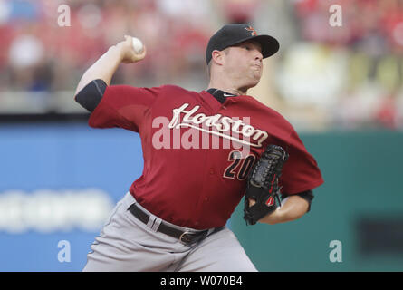 Le lanceur partant des Houston Astros Bud Norris livre un pitch au Cardinals de Saint-Louis dans la deuxième manche au Busch Stadium de Saint-Louis Le 27 juillet 2011. Houston défait 4-2 St Louis. UPI/Bill Greenblatt Banque D'Images