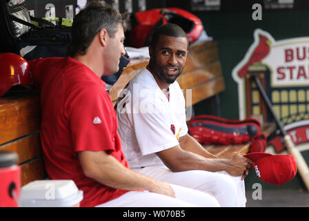 Cardinals de Saint-Louis nouvellement acquis Corey Patterson (R) se trouve dans l'étang avec Lance Berkman lors d'un match contre les Astros de Houston au Busch Stadium de Saint-Louis Le 27 juillet 2011. Patterson s'agit de Saint Louis dans un commerce 8 avec Toronto. UPI/Bill Greenblatt Banque D'Images