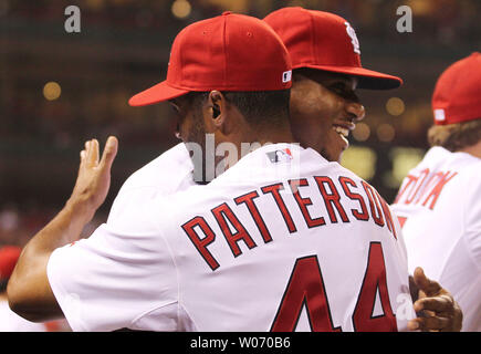 Cardinals de Saint-Louis nouvellement acquis Corey Patterson et Edwin Jackson embrasser dans l'étang au cours d'un match contre les Astros de Houston au Busch Stadium de Saint-Louis Le 27 juillet 2011. Les deux ont été impliqués dans un commerce 8 entre Saint Louis et Toronto. UPI/Bill Greenblatt Banque D'Images