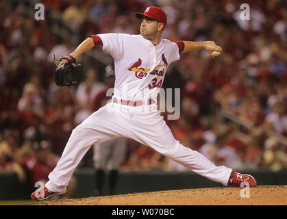 Cardinals de Saint-Louis nouvellement acquis Marc Rzepczynski offre un pitch pour les Astros de Houston dans la septième manche au Busch Stadium de Saint-Louis Le 28 juillet 2011. UPI/Bill Greenblatt Banque D'Images